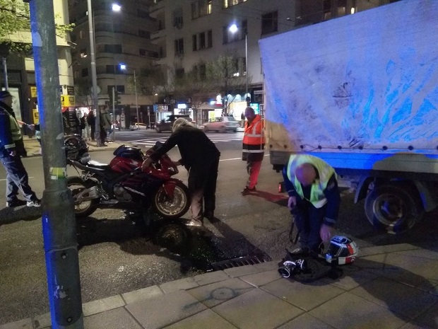 УДЕС КОД ДОМА ОМЛАДИНЕ: Ауто налетео на мотоцикл